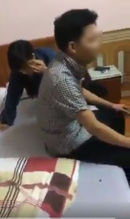 Bắt quả tang vợ ngoại tình sau nhiều giờ phục kích, chồng tức giận lao vào đánh tình địch