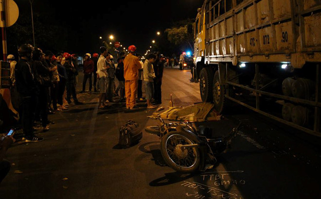 Người đàn ông ngã xuống đường sau tai nạn bị xe tải cán tử vong