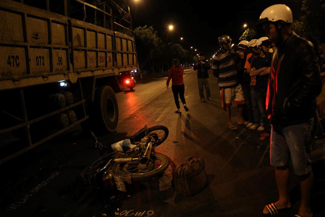 Người đàn ông ngã xuống đường sau tai nạn bị xe tải cán tử vong