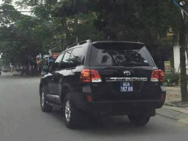 Nghệ An rao bán 2 xe tiền tỷ do doanh nghiệp tặng