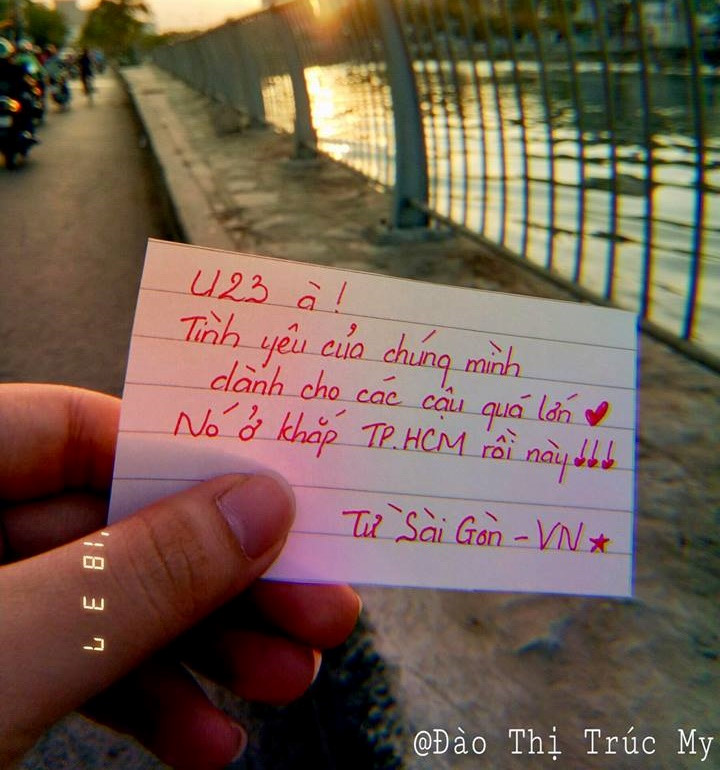 Cổ động viên bóng đá đưa U23 Việt Nam đi khắp thế gian