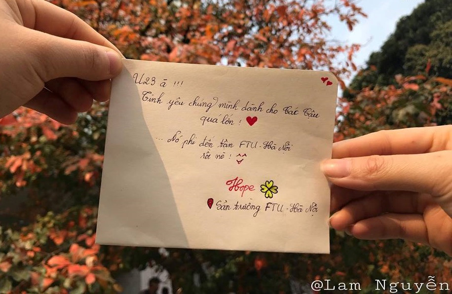 Cổ động viên bóng đá đưa U23 Việt Nam đi khắp thế gian