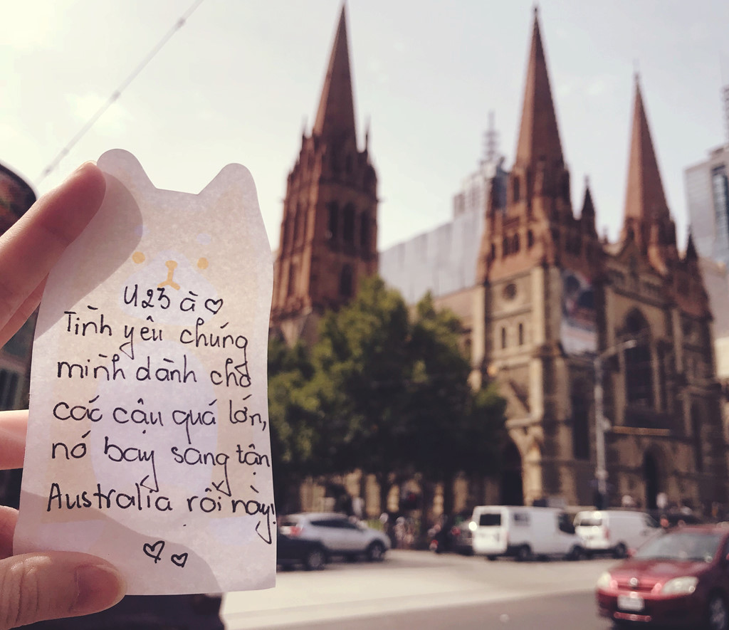 Cổ động viên bóng đá đưa U23 Việt Nam đi khắp thế gian