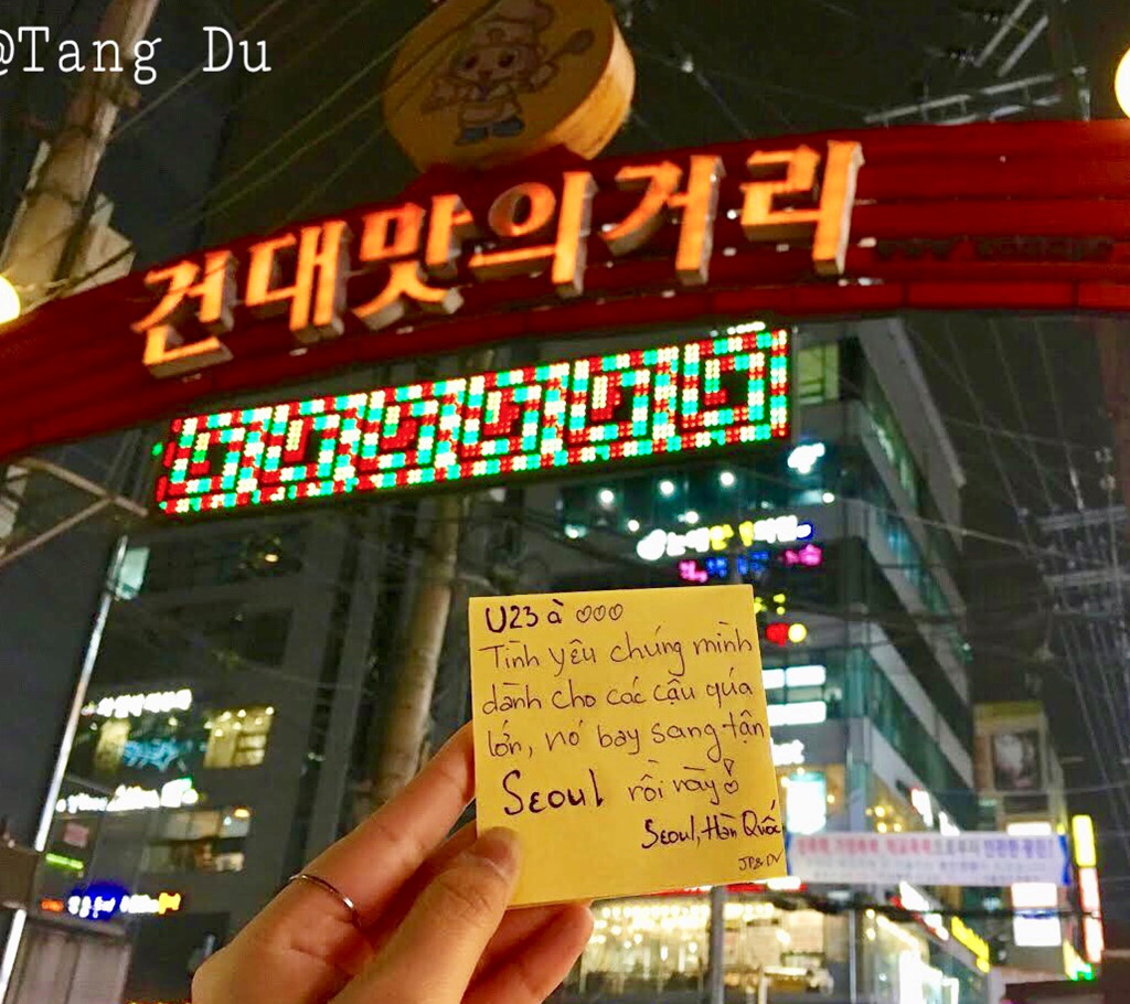 Cổ động viên bóng đá đưa U23 Việt Nam đi khắp thế gian