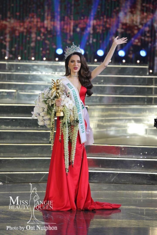 Tân Hoa hậu Hương Giang: ‘Tỉnh dậy, mọi chuyện vẫn như giấc mơ’