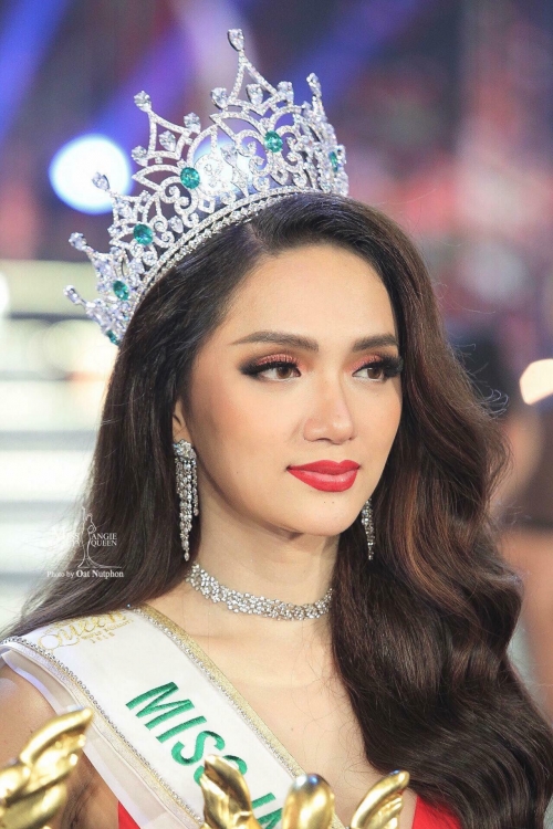 Tân Hoa hậu Hương Giang: ‘Tỉnh dậy, mọi chuyện vẫn như giấc mơ’ Tân Hoa hậu Hương Giang: ‘Tỉnh dậy, mọi chuyện vẫn như giấc mơ’