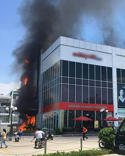 Cháy tại trung tâm thương mại ở Sài Gòn, nhiều người tháo chạy