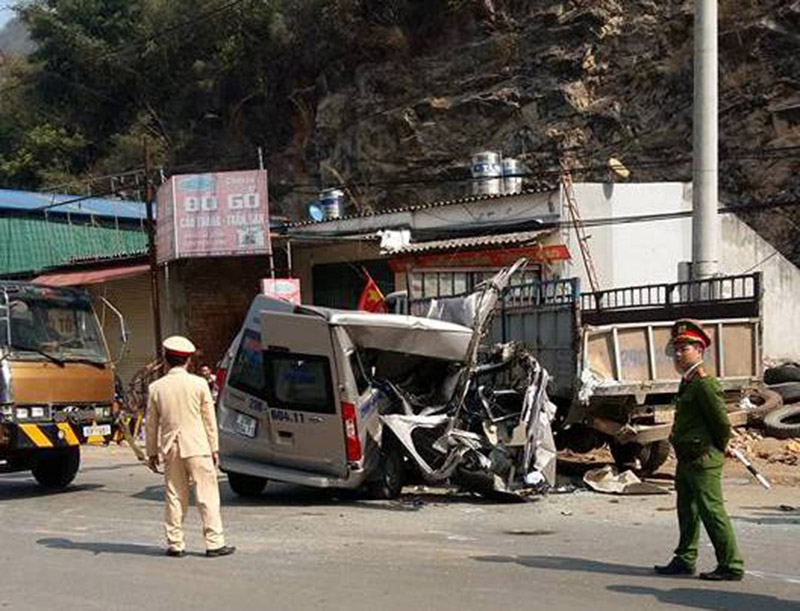 Xe du lịch đâm xe tải ở Mộc Châu, đôi nam nữ thiệt mạng