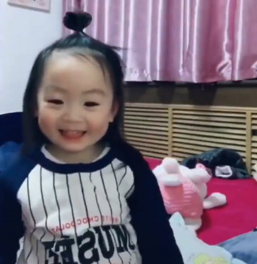 Hội con gái hưởng ứng trào lưu Vỗ mặt hồi xuân hài hước