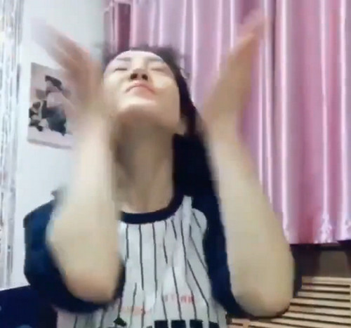 Hội con gái hưởng ứng trào lưu Vỗ mặt hồi xuân hài hước