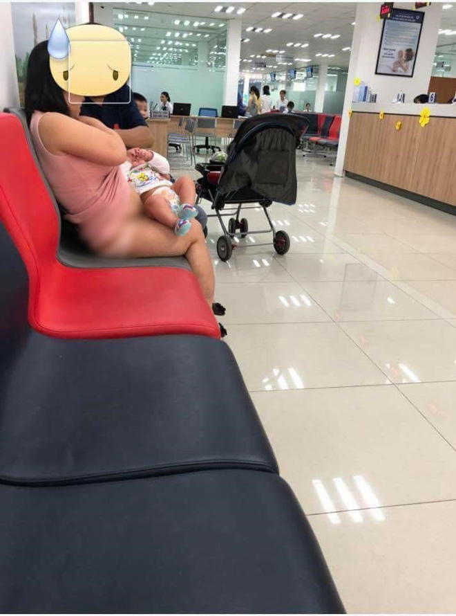 Hình ảnh bà mẹ kéo váy cho con bú ngay nơi công cộng, để lộ cả nội y gây nhiều tranh cãi Hình ảnh bà mẹ kéo váy cho con bú ngay nơi công cộng, để lộ cả nội y gây nhiều tranh cãi