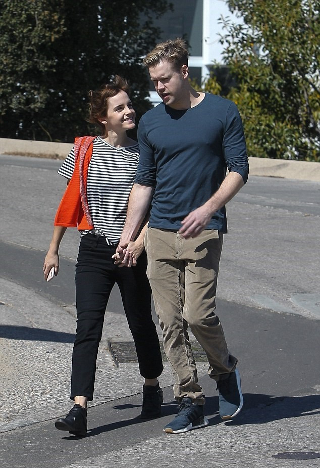 Emma Watson công khai hẹn hò nam diễn viên cơ bắp của Glee