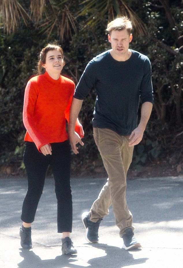 Emma Watson công khai hẹn hò nam diễn viên cơ bắp của Glee