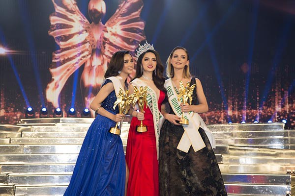 Thường xuyên xích mích, đây là cách Trang Trần phản ứng khi Hương Giang Idol đăng quang HH