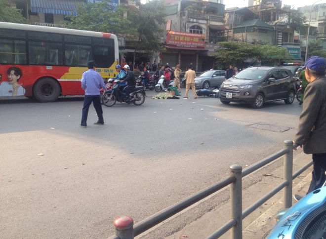 Hà Nội: Ngã xuống đường sau va chạm giao thông, người đàn ông bị xe buýt cán tử vong