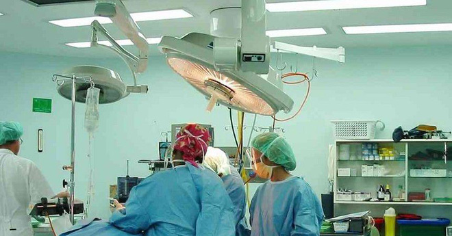 Người đàn ông vào viện với đầu bị sưng, bác sĩ mổ não bệnh nhân ra rồi mới nhận ra sự thật khó tha thứ