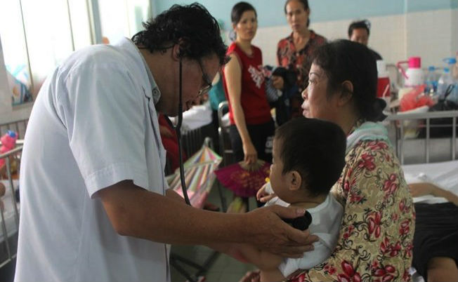 Bé trai ngã nứt sọ khi leo gác lửng lấy điện thoại