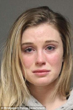 Mỹ: Cô gái xinh đẹp đấm vỡ mũi bạn trai dám chia tay