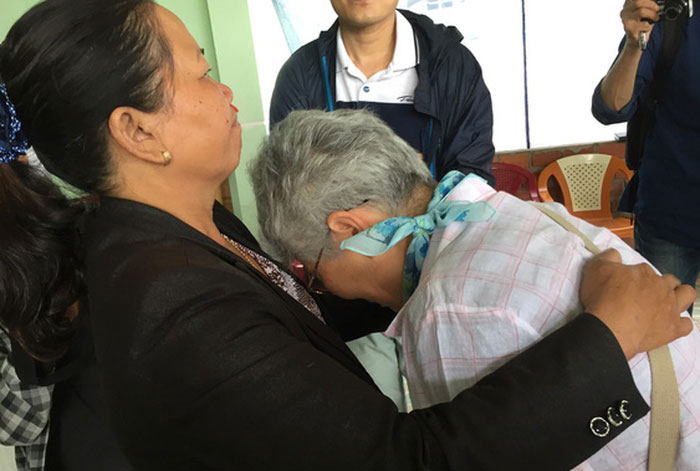 41 người Hàn Quốc cúi đầu tạ lỗi trước hàng bia mộ ở Hà My