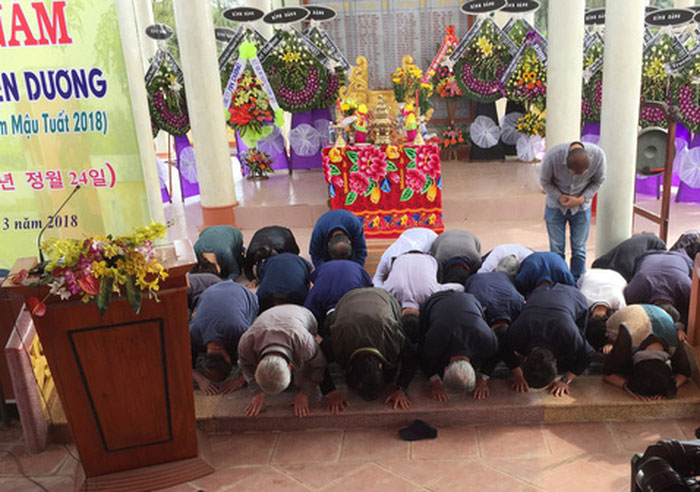 41 người Hàn Quốc cúi đầu tạ lỗi trước hàng bia mộ ở Hà My