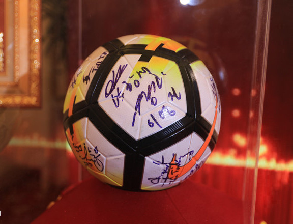 Mang cả lô đất, 1 ha cao su đấu giá áo, bóng có chữ ký U23 Việt Nam