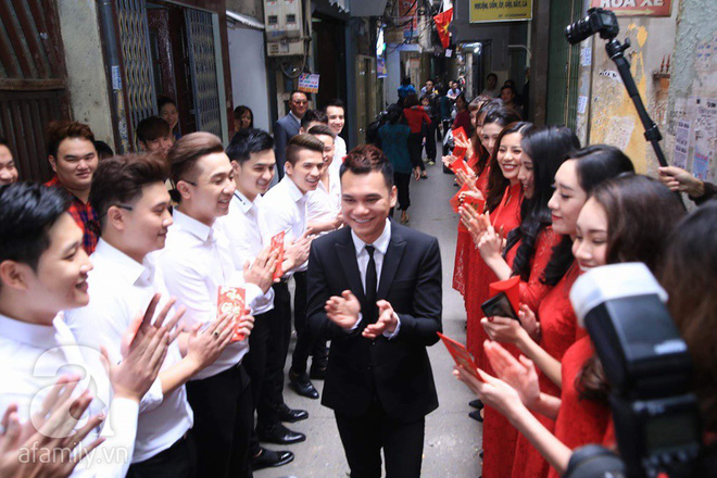 Khắc Việt cùng dàn trai đẹp mang lễ đến ăn hỏi bạn gái hotgirl