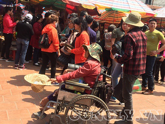 Cái bang đổ bộ đền Mẫu Đồng Đăng moi tiền du khách