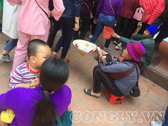 Cái bang đổ bộ đền Mẫu Đồng Đăng moi tiền du khách