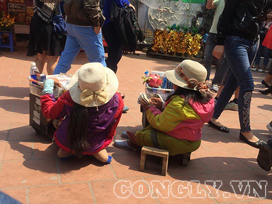 Cái bang đổ bộ đền Mẫu Đồng Đăng moi tiền du khách