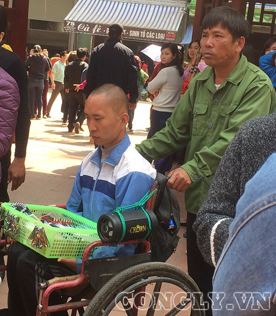 Cái bang đổ bộ đền Mẫu Đồng Đăng moi tiền du khách