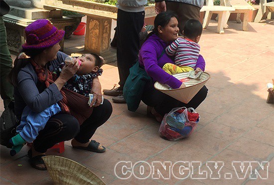 Cái bang đổ bộ đền Mẫu Đồng Đăng moi tiền du khách