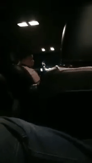 Con nhỏ đi vệ sinh trên xe taxi, bố không xin lỗi còn gây gổ, đòi hành hung tài xế