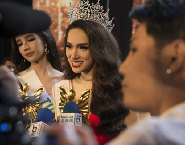 Nghệ sĩ Trung Dân chúc mừng hoa hậu Hương Giang: Bạn đáng được tôn trọng Nghệ sĩ Trung Dân chúc mừng hoa hậu Hương Giang: Bạn đáng được tôn trọng
