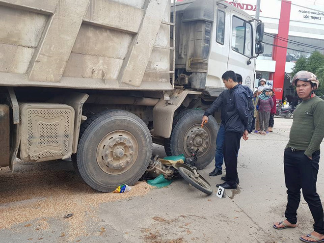 Người phụ nữ chở gạo bị xe tải cán tử vong