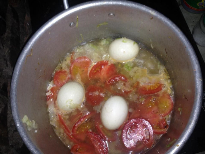 Đòi ly dị chồng mới cưới ngày hôm qua vì dám chê trứng sốt cà mình nấu, cô vợ trẻ bị cả thế giới quay lưng