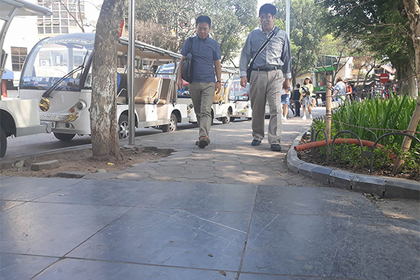 Gạch lát vỉa hè hồ Gươm còn tốt, sao phải thay hết? Gạch lát vỉa hè hồ Gươm còn tốt, sao phải thay hết?