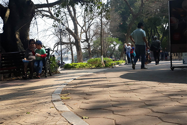 Gạch lát vỉa hè hồ Gươm còn tốt, sao phải thay hết?
