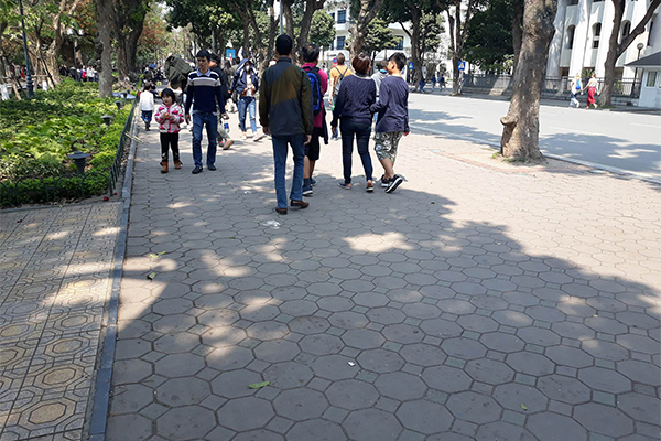 Gạch lát vỉa hè hồ Gươm còn tốt, sao phải thay hết?