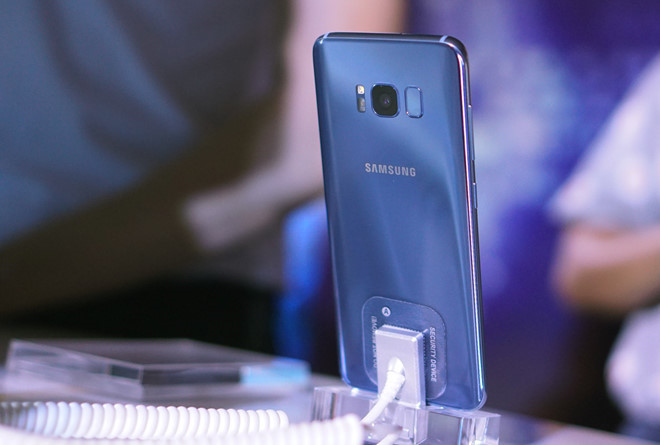 Sau Tết, smartphone giảm giá mạnh để xả hàng