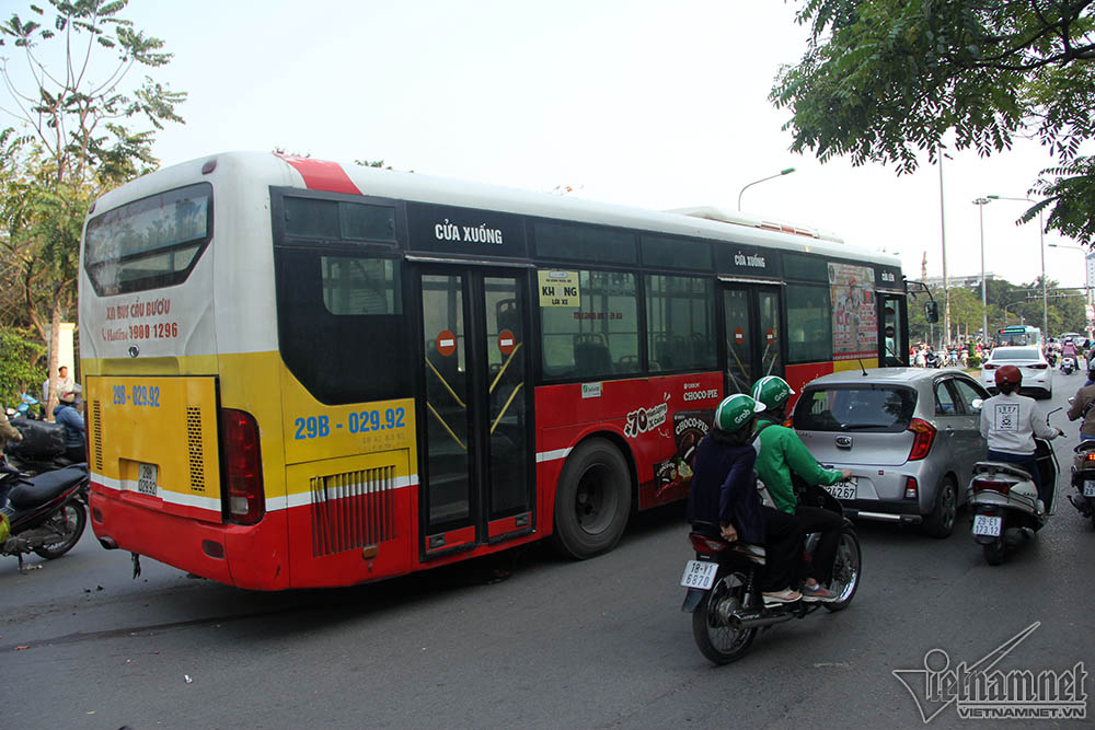 Xe buýt cán qua nam thanh niên tử vong, đường Lê Duẩn ùn kéo dài