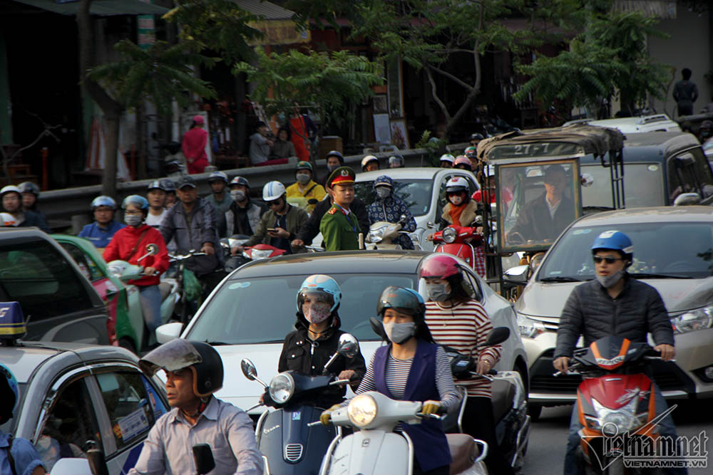 Xe buýt cán qua nam thanh niên tử vong, đường Lê Duẩn ùn kéo dài Xe buýt cán qua nam thanh niên tử vong, đường Lê Duẩn ùn kéo dài