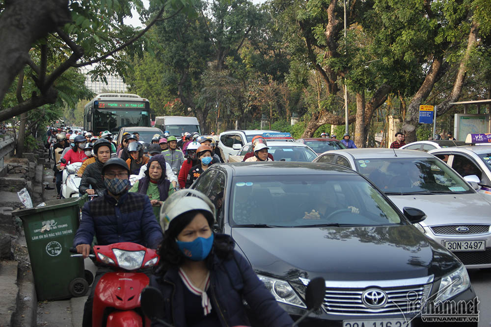 Xe buýt cán qua nam thanh niên tử vong, đường Lê Duẩn ùn kéo dài