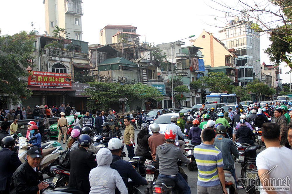 Xe buýt cán qua nam thanh niên tử vong, đường Lê Duẩn ùn kéo dài