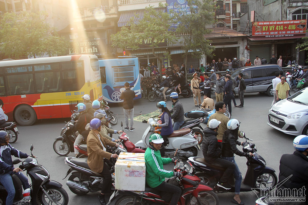 Xe buýt cán qua nam thanh niên tử vong, đường Lê Duẩn ùn kéo dài Xe buýt cán qua nam thanh niên tử vong, đường Lê Duẩn ùn kéo dài