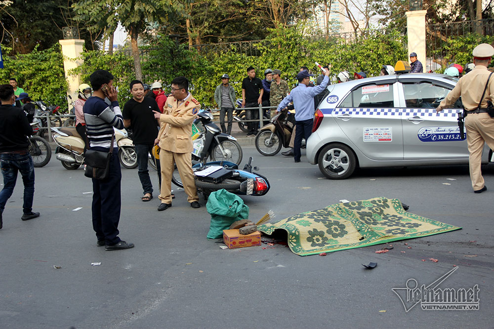 Xe buýt cán qua nam thanh niên tử vong, đường Lê Duẩn ùn kéo dài
