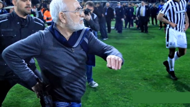 Bị tước bàn thắng, chủ tịch CLB mang súng xuống sân đòi bắn trọng tài