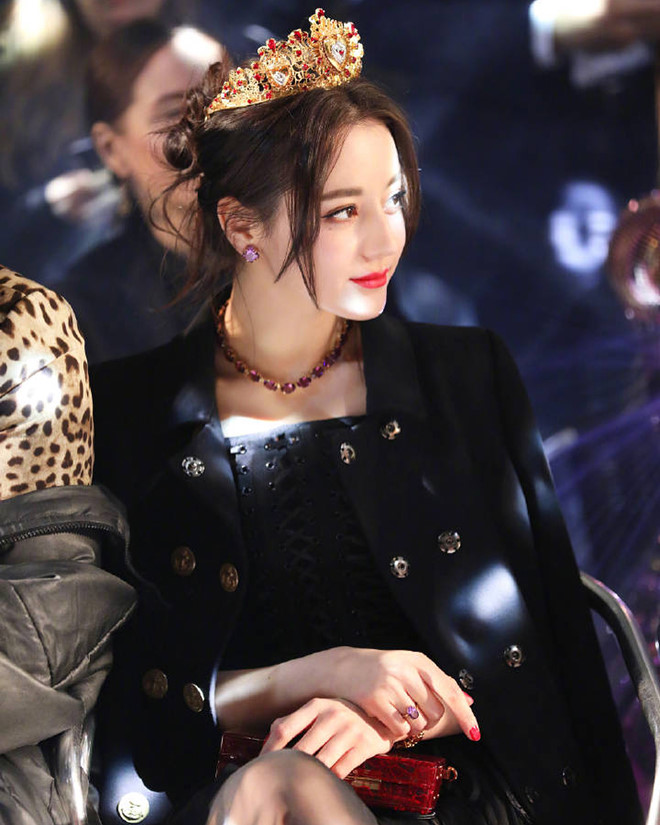 Địch Lệ Nhiệt Ba bị đồn ăn cháo đá bát sau khi nổi tiếng