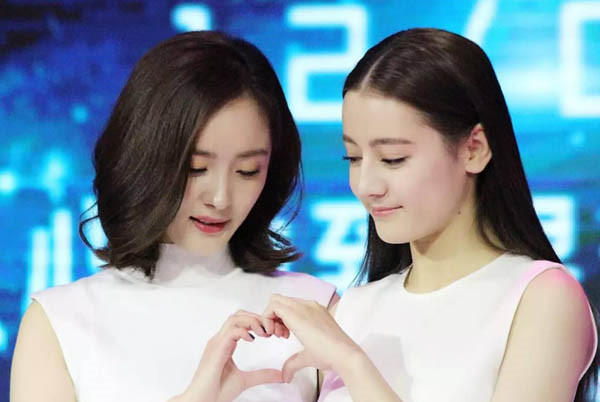 Địch Lệ Nhiệt Ba bị đồn ăn cháo đá bát sau khi nổi tiếng