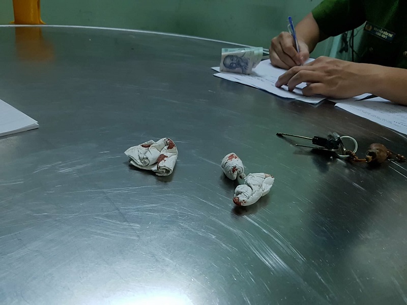 Ghi hình quán bar, 1 phóng viên bị giam giữ, đánh hộc máu mũi