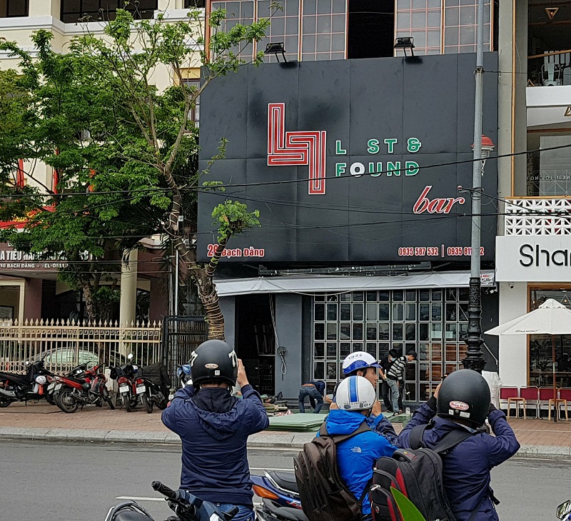 Ghi hình quán bar, 1 phóng viên bị giam giữ, đánh hộc máu mũi